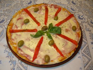 Pizza de muzzarella, jamón y morrón